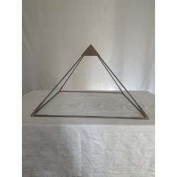 Pyramide géométrie sacrée avec chapeau